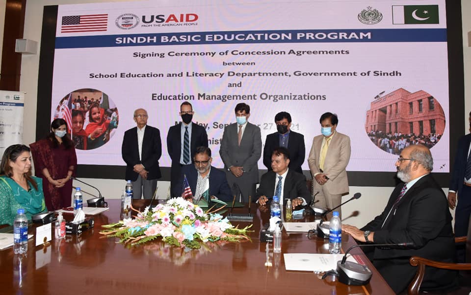 Consul General Mark Stroh and Chief Minister Shah witness signing ceremony